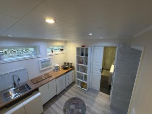 a kitchen with a sink and a counter top at Flakstadveien - Sentralt, midt i Lofoten in Napp