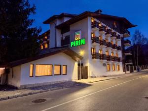ein Hotel mit einem Schild an der Seite in der Unterkunft Hotel Pirin SKI & SPA in Bansko