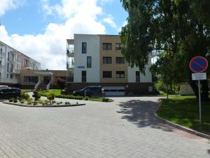 ダルウフコにあるApartament Słonecznyの建物前駐車場