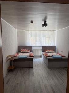 a bedroom with two beds and a window at Müllers Bergnest in Deggingen