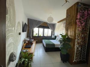a bedroom with a bed and a table and a window at Ryokan in São Paulo