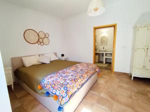 a bedroom with a bed and a bathroom with a mirror at Refúgio do Artur - Casa no Campo in São Marcos do Campo +63 photos