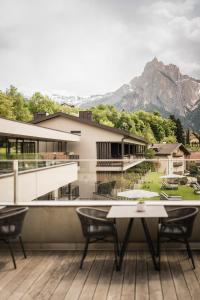 Ansicht eines Gebäudes mit einem Tisch und Stühlen in der Unterkunft Hotel Alpenflora in Kastelruth + 143 Fotos