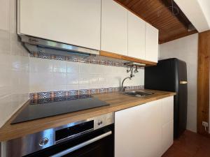 a kitchen with a sink and a stove at Solar Pinheiros RC in Vilamoura
