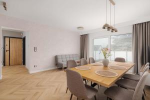 a dining room with a table and chairs at Ciche Tarasy in Stężyca