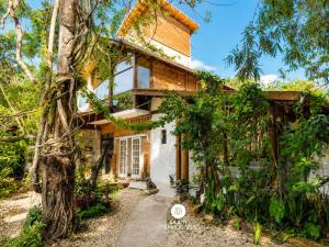 a house in the woods with a tree at Pousada Ondas da Grande - Penha/SC in Penha +52 photos