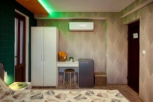 a room with a bed and a sink in a room at Къща за гости Мурите in Sapareva Banya