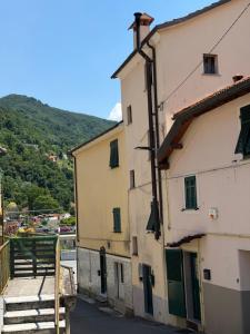 an alleyway between two buildings in a town at Casa Tre Fiori 2 in Serra Rocco