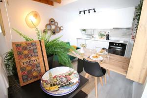 a kitchen with a table and a dining room at Cantinho Da Lapa in Porto