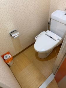 ein Badezimmer mit einer weißen Toilette in einem Zimmer in der Unterkunft ロコズリゾートハワイandオアフ in Honjo + 10 Fotos