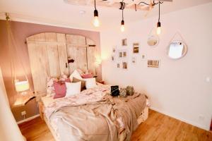 Schlafzimmer mit einem großen Bett mit einem Kopfteil aus Holz in der Unterkunft Urlaub in Bad Wörishofen - Wohlfühlferienwohnung in Bad Wörishofen