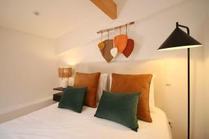 a bedroom with a bed with orange and green pillows at Cantinho Da Lapa in Porto