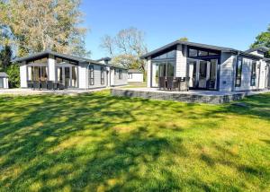 a house with a large yard in front of it at Faringdon Grange in Faringdon +86 photos