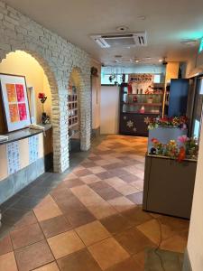 Die Lobby eines Restaurants mit Fliesenboden in der Unterkunft ロコズリゾートハワイandオアフ in Honjo