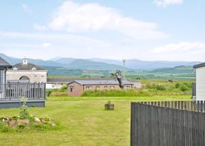 a garden with a statue in the middle of a yard at Lillyhall Lodge Retreat in Workington
