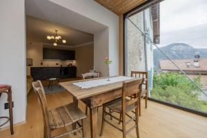 a kitchen and dining room with a table and chairs at Suite Lazzeri in Cortaccia