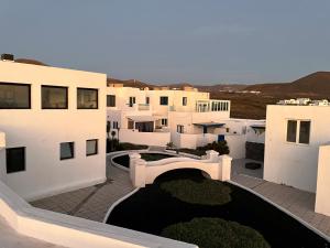 arial view of a white building with a courtyard at La Croce dei Venti (VV) in Teguise