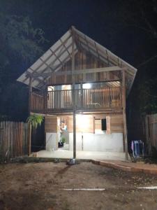 ein Haus, das nachts gebaut wird in der Unterkunft Altér Chale in Santarém