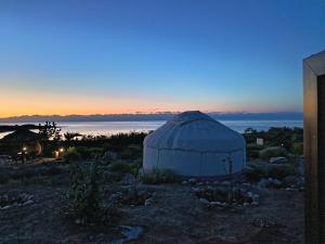 a large dome tent sitting on top of a field at Uort in Tossor