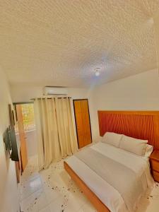 a bedroom with a bed in a room at Casa Vacanza Apartamentos in Leticia