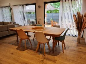 a dining room with a wooden table and chairs at Au B'Honneur de Blois in Blois