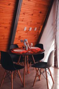 a dining room with a table and chairs at Cabana dos sonhos Chalé experience Hidro CinemaSPA in Mateus Leme