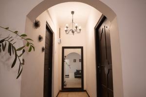 a hallway with a mirror and a chandelier at Aviyan Villa Wadduwa in Wadduwa