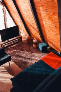 a attic room with a bed and a fireplace at Cabana dos sonhos Chalé experience Hidro CinemaSPA in Mateus Leme