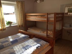 Ein Etagenbett oder Etagenbetten in einem Zimmer der Unterkunft Haus Stainer