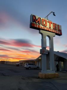 a motel sign in front of a parking lot at Le Campagnard in Matane