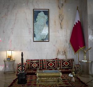 ein Wohnzimmer mit einer Couch und einer Flagge in der Unterkunft Century Hotel Doha in Doha