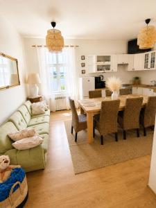 ein Wohnzimmer mit einem Tisch und einem Sofa in der Unterkunft Sentane in Swiętajno