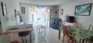 a room with a kitchen and a dining room at 3 pièces proche plage commerces et golf in Pornic