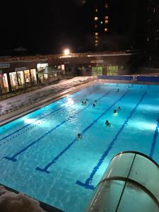 un grupo de personas nadando en una piscina por la noche en Le Corbier résidence Les Pistes, en Le Corbier 23 fotos más