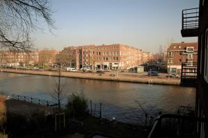 - une vue sur une rivière dans une ville avec des bâtiments dans l'établissement Sam's Place, à Rotterdam
