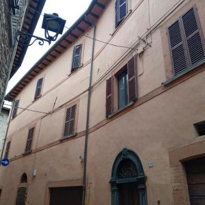 a building with windows and a door and a street light at Casa 28 Luglio - Appartamento in Mercatello sul Metauro
