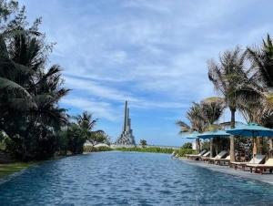 a pool with a view of the washington monument at Aviera Boutique in Liên Trì (4)