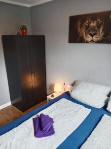 a bedroom with a bed and a picture of a lion at Katharinas Ankerplatz in Flensburg