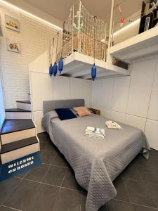 ein Schlafzimmer mit einem Bett in einem kleinen Zimmer in der Unterkunft Venicedire in Venedig