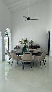 a dining room with a table and chairs at Casa Dega in Balapitiya