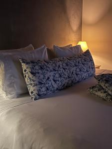 a pillow sitting on top of a bed at Jardim Secreto - Itaipava in Itaipava