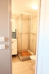 a bathroom with a shower and a toilet at Tunnby Gårdshotell in Nyhamnsläge +48 photos