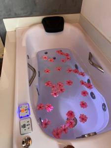 a bath tub with flowers on the inside of it at Jardim Secreto - Itaipava in Itaipava