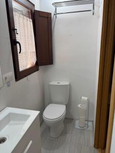 a small bathroom with a toilet and a sink at Casita in Castrojeriz