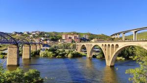 a bridge over a river with a city in the background at Residencial Hospedaria Vale do Rodo in Peso da Régua +45 photos
