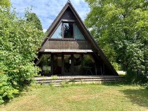 a small house with a thatched roof at Ferienhaus Hasenglück in Waldbrunn
