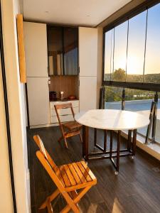 a kitchen and dining room with a table and chairs at Le Ramo - Résidence Ramoflores in Sidi Rahal