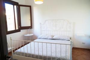 カンポフェリーチェ・ディ・ロッチェッラにあるMare e Sole Family Resortの窓付きの客室で、白いベビーベッド1台が備わります。