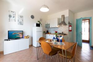a kitchen and dining room with a table and chairs at Domu Margarida in Chia +15 photos