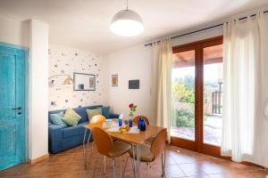 a living room with a table and a blue couch at Domu Margarida in Chia